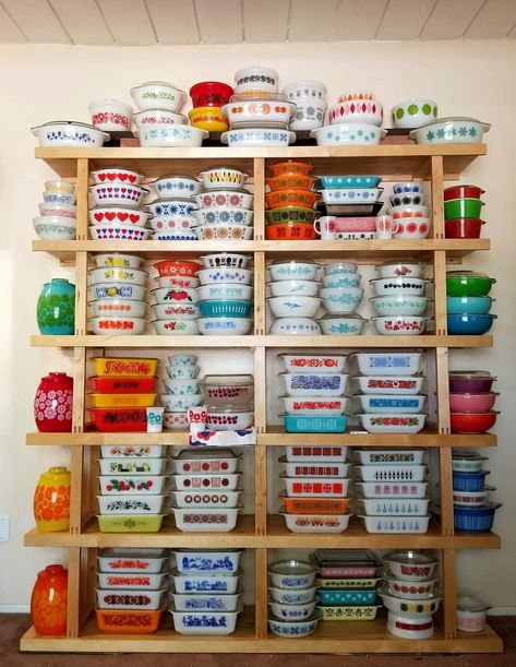 My Dream Home Kitchen, Glassware Display, Vintage Pyrex Collection, Pyrex Display, Kitchy Kitchen, Vintage Pyrex Dishes, Pyrex Glassware, Retro Dishes, Dish Display