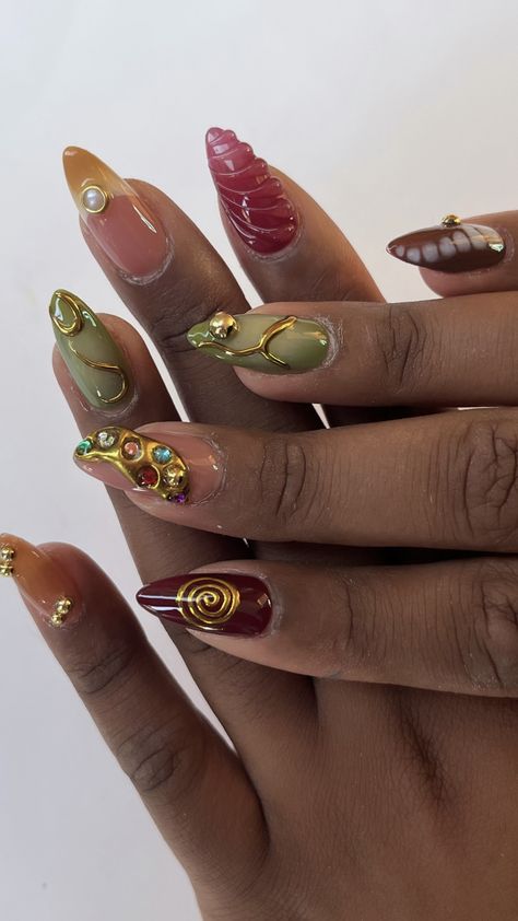 Long Extravagant Nails, Good Tip Nails, Nails Inspo Maximalist, Katseye Nail, Chunky Valentines Nails, Funky Gold Nails, Silver Cat Eye Nails Ideas, Fun Elegant Nails, Gold Nail Inspo Almond