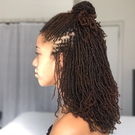 Elizabeth - DIY Microlocs on Instagram: “#diymicrolocs sometimes I think the half up bun looks ridiculous bc the locs on top are so small and numerous. But then I take a side view…” Sista Locs Sister Locks, Micro Locks Hair Styles, Medium Microlocs, Dyed Microlocs, Long Micro Locs, Sister Locs Sisterlocks, Colored Microlocs, Micro Twists Natural Hair, Long Microlocs