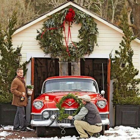 christmas garage door decorations videos tips and ideas Decorating Styles Quiz, Christmas Car Decorations, Christmas Garage, Colonial Christmas, Christmas Car, Outdoor Holiday Decor, Christmas Door Decorations, Decoration Christmas, Christmas Door