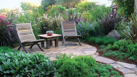 How to build your own circular patio | Get inspired by beautiful small-space retreats from around the West, and see how to make one of your own Patio Garden Ideas On A Budget, Diy Patio Ideas, Circular Patio, Slate Patio, Round Patio, Stone Patio, Budget Garden, Planting Plan, Pool Garden