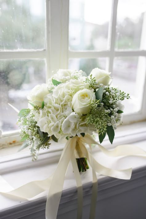 Hydrangea And Rose Bouquet, Baby's Breath Centerpieces, White Hydrangea Wedding, Small Wedding Bouquets, Hydrangea Bouquet Wedding, Simple Wedding Bouquets, Classic Weddings, White Flower Bouquet, White Rose Bouquet