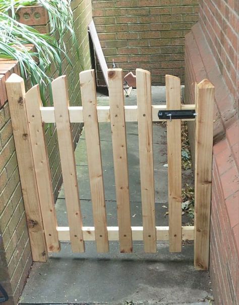 Wooden Fence Door, Pallet Gate Ideas, Backyard Door, Fence Building, Side Gate, Garden Gate Design, Wooden Gate, Fence Doors, Side Gates