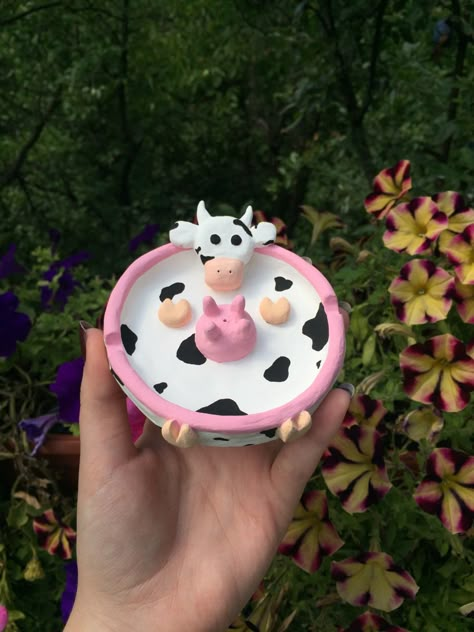 Cow Clay Tray, Incense Holder Clay Aesthetic, Ceramic Incense Holder Ideas, Pottery Trinket Tray, Clay Crafts Cow, Clay Ashtray Ideas Easy, Cow Clay Art, Asbak Aesthetic, Cute Clay Ashtray Ideas