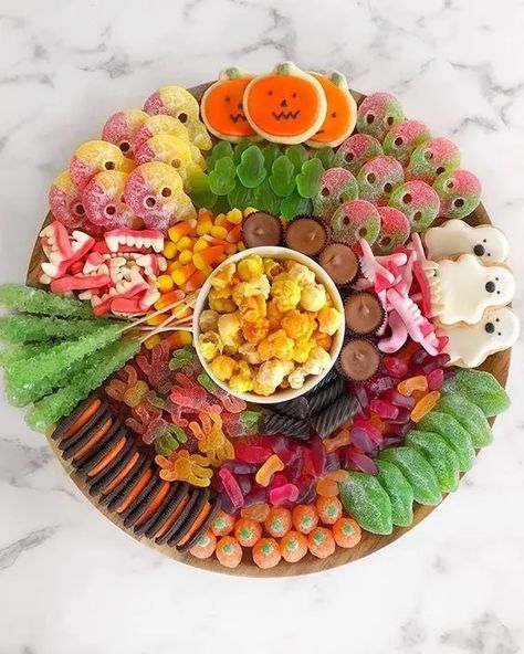 30+ Easy Halloween Crafts for Kids to Make - HubPages Candy Platter, Snack Platters, Halloween Appetizers Easy, Halloween Food Appetizers, Candy Board, Halloween Board, Dulces Halloween, Food Boards, Halloween Fest