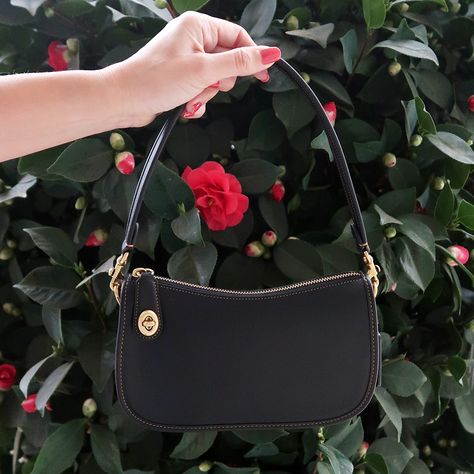 Coach Swinger review on the blog! Click through to read all about the Coach Swinger handbag and why it is an IT bag in 2021. #itbags #coach #handbags #handbagreviews #bagreviews #streetstyle #itbags2021 #classicbags #coachhandbags #ss21 Shoulder Purse Outfit, Coach Shoulder Bag Outfit, Coach Swinger Bag, Teen Handbags, Coach Swinger, Trend Bag, Classy Purses, Cheap Coach Bags, Handbag Trends