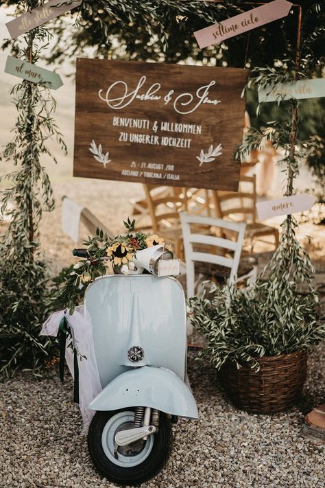 Italian Wedding Style Inspiration, Vespa Wedding Decoration, Italian Wedding Gifts For Guests, Italian Wedding Tuscany, Vintage Italian Wedding Decor, Toscana Wedding Inspiration, Rustic Italian Wedding Cake, Italian Courtyard Wedding, Rustic Italian Wedding Decor