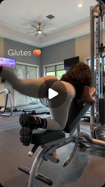 Elisa Bello on Instagram: "Giiiirls🎀🌸 If you want to have a round glute you have to be patient and consistent⏳📆 

🌸Include ALWAYS in your routine’s; exercises unilateral like this and most importantly take care of your nutrition. 🥒🥬🥗🥩🍗

🌸Its always good to do a (calorie)deficit to see what you build, Then you can bulk  to build more muscle 
•
•
•
#glutes #workout #glutesworkout #legday #gluteos #fitgirls" Round Glutes, Calorie Deficit, Glutes Workout, Legs Day, Take Care Of Yourself, Take Care, Nutrition, Instagram