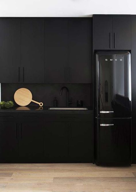 matte black kitchen with polished concrete backsplashes Black Kitchen Inspiration, Matte Black Kitchen, Серая Кухня, Black Backsplash, Black Kitchen Cabinets, Black Kitchen, Black Cabinets, Grey Kitchen, Black Kitchens