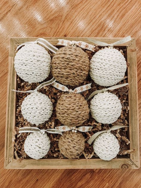 Brown Ornaments, Christmas Decor White, Homemade Christmas Tree, Ornament Crochet, Farmhouse Ornaments, Crochet Ball, Christmas Tree Decorations Diy, Crochet Ornaments, White Ornaments