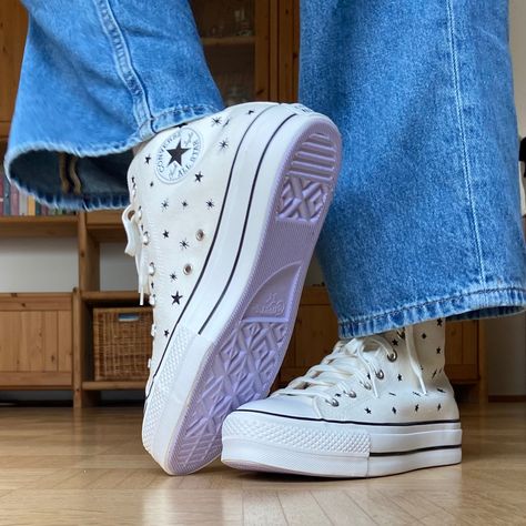 Taylor Swift Converse, Cardigan Taylor Swift, Stars Converse, All Star Shoes, Purple Cardigan, Downtown Girl, Star Shoes, White Stars, Converse All Star