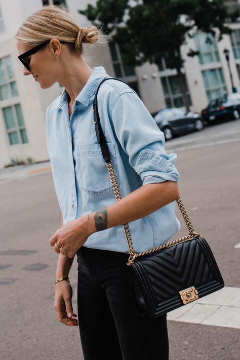 Chanel Boy Bag Outfit, Denim Shirt Outfit, Oversized Denim Shirt, Blogger Street Style, Denim Jeans Fashion, Bag Outfit, Fashion Jackson, Black Chevron, Mode Casual