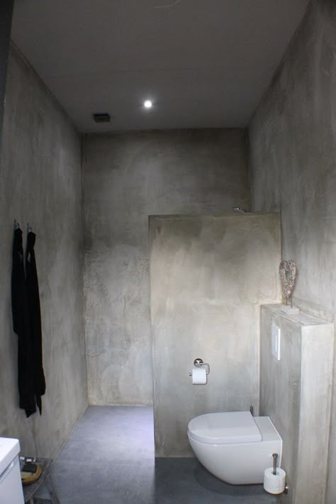 Small Loft Spaces, Cement House, Concrete Shower, Concrete Effect Paint, Outdoor Bathroom Design, Concrete Interiors, Industrial Home Design, Restroom Design, Concrete Bathroom