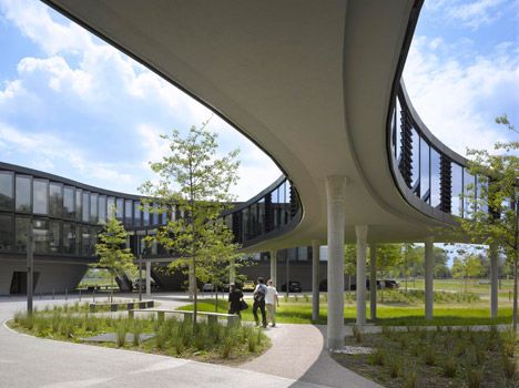 ESO Headquarters Extension in Garching by Auer Weber Curved Courtyard, Curve Building, Circular Buildings, Inspiring Architecture, Season Change, Interior Design Boards, Office Buildings, Stilts, Form Design