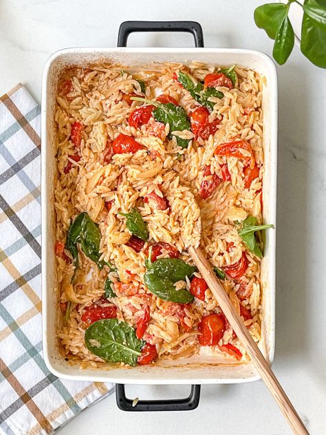 Have you already tried the famous Tik Tok "Baked Feta Pasta"? Well, this is my version with Orzo Pasta! Orzo With Tomatoes And Feta, Tomato Feta Rice, Chicken Feta Orzo Recipes, Orzo With Feta Cheese, Orzo Meatball Bake, Chicken Feta Orzo, Baked Orzo Pasta, Orzo And Feta Recipes, Spinach Tomato Orzo Pasta