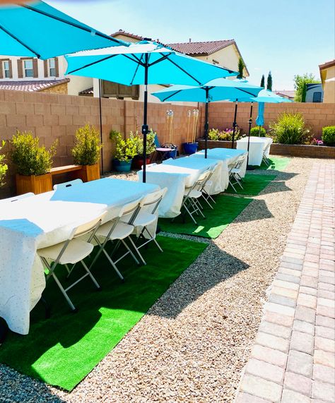 Summer Bbq Set Up, Outdoor Birthday Set Up Ideas, Tables With Umbrellas For Party, Backyard Setup For Party, Small Backyard Party Set Up Ideas Layout, Backyard Bbq Setup, Small Backyard Party Set Up Birthday, Backyard Set Up For Party, Backyard Party Table Decor