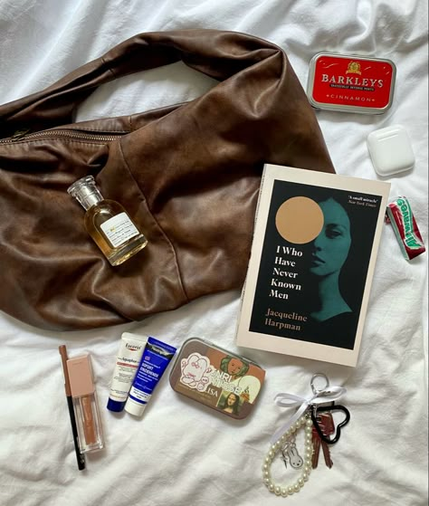 Whats In My Bag Vintage, Whats Inside My Bag Aesthetic, Whats My Vibe, What’s In My Bag Aesthetic, What's In My Bag Aesthetic, What Is In My Bag, Capacious Bag, Everyday Bag Essentials, What's In My Purse