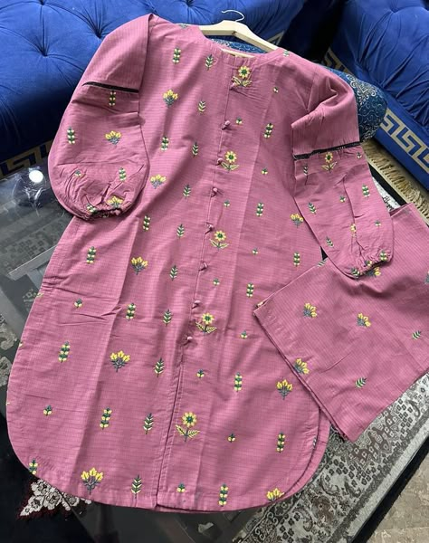 Lawn Trousers Design, Baby Girl Shirts Designs, Kurti Outfit, Lawn Shirt Design, Cotton Suit Designs, Capelet Dress, Simple Dress Casual, Stylish Outfits Casual, Simple Frock Design