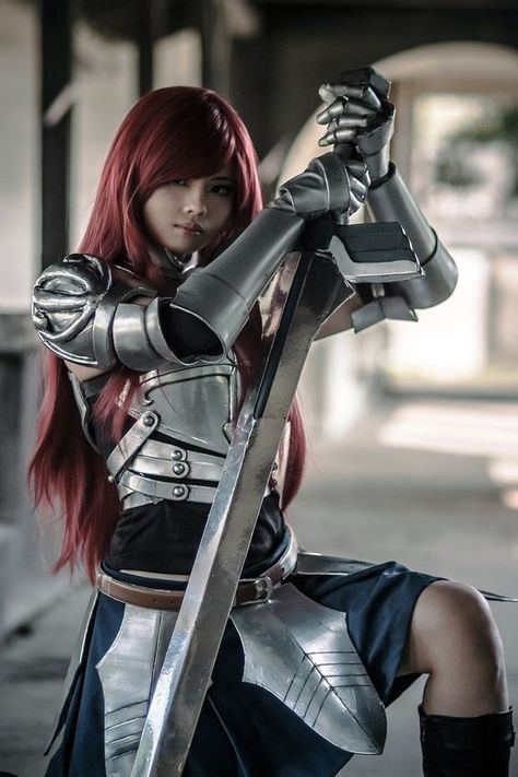 Tbh this is exactly how I imagine Erza to look in real life 👌🏻😍 Erza Cosplay, Erza Scarlet Cosplay, Erza Scarlett, Fairy Tail Cosplay, Diy Kostüm, Epic Cosplay, Erza Scarlet, Bd Comics, Amazing Cosplay