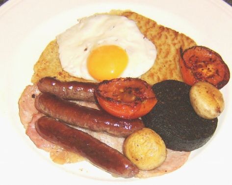 An Ulster Fry is the variation of the British fried breakfast which is prepared in Northern Ireland. This page provides a recipe and cooking instructions for the various component ingredients. Ulster Fry, Breakfast Around The World, Fried Breakfast, Irish Breakfast, Traditional Breakfast, Irish Recipes, Seasonal Ingredients, Cooking Instructions, Breakfast Dishes