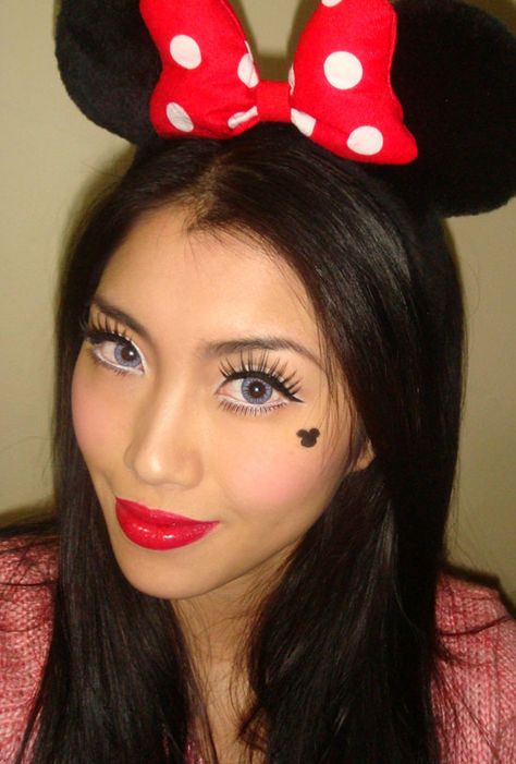 Halloween Makeup Ideas: Minnie Mouse Makeup Look Minnie Mouse Makeup, Mouse Make Up, Mouse Makeup, Halloween Make-up Looks, Minnie Mouse Costume, Makeup Sephora, Day Makeup Looks, Halloween Beauty, Halloween Makeup Ideas