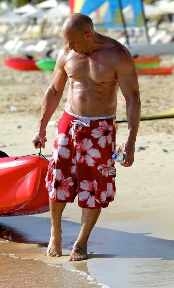 Vin Diesel on the Beach!!! Vin Diesel Shirtless, Hugh Jackman Shirtless, Alan Ritchson, Dominic Toretto, Jason Statham, Vin Diesel, Great Body, Hugh Jackman, Hollywood Celebrities