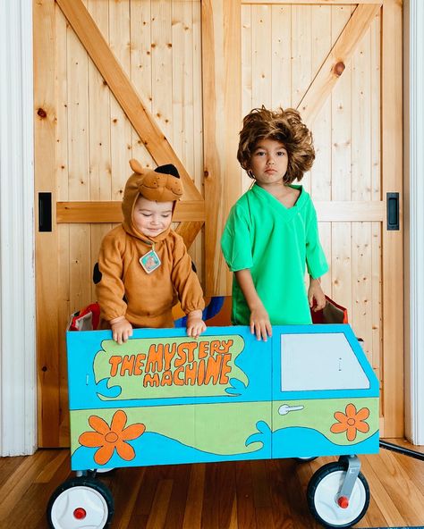 Mystery Machine Wagon Diy, Baby Wagon Halloween Costume, Halloween Costumes With Wagon, Halloween Wagon, Wagon Halloween Costumes, Wagon Costume, Stroller Costume, Scooby Doo Mystery Machine, Family Themed Halloween Costumes