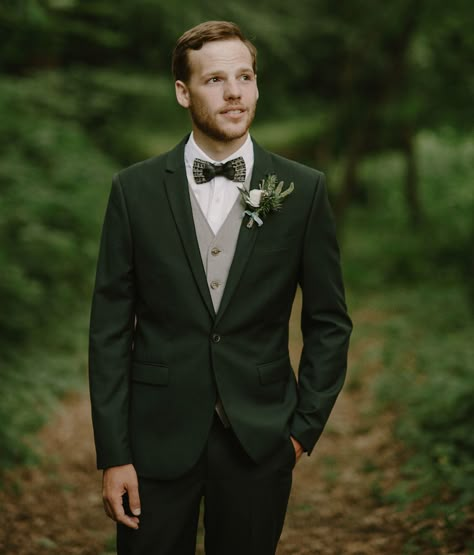 green suit groom for vintage inspired weddng Dark Forest Green Groom Suit, Forest Green Suit Men, Dark Green Suit Men, Forest Green Suit, Dark Green Suit, Green Tux, Green Groom, Hunter Green Wedding, Green Suit Men