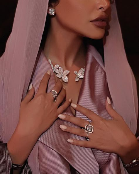 Arab Luxury, Arabian Aesthetic, Arab Jewelry, Buccellati Jewelry, Luxury Diamond Jewelry, Jewelry Product Shots, Simple Style Outfits, Bvlgari Jewelry, Arabic Style