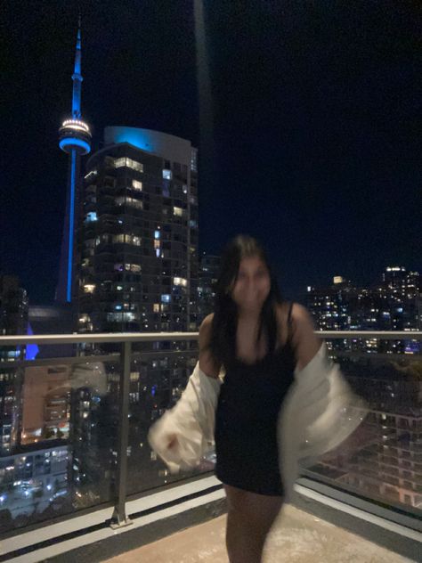 Downtown Toronto Aesthetic Outfit, Toronto Girl Aesthetic, Toronto Aesthetic Outfit, Birthday In The City, Toronto Fits, Toronto Outfits, Toronto Outfit, Toronto Photoshoot, Night Toronto