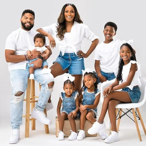 Studio Family Portraits, Shooting Couple, Christmas Family Photoshoot, Family Studio Photography, Mommy And Me Photo Shoot, African American Family, Family Portrait Poses, Family Photoshoot Outfits, Family Picture Poses