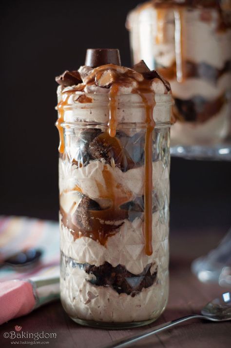 Chocolate, caramel, and brownies? Be still our beating hearts because this Rolo Brownie trifle looks amazing. Rolo Brownies, Mason Jar Desserts Recipes, Jar Desserts, Turtle Brownies, Brownie Trifle, Mason Jar Desserts, Healthy Cookie, Desserts Healthy, Dessert In A Jar