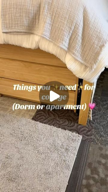 Dorms, Rush, Jokes & More 💌🫦 on Instagram: "Like these products? Find them on my storefront under “Dorm Essentials” and “Dorm Must Haves”!�🩷

•
•
Creds: tt - caitlynnosting

#dorm#dormdecor#dorminspo#dormlife#collegegirls" Dorm Organization Ideas, Classy Dorm Room, Dorm Must Haves, Single Dorm Room, Cute Dorm Ideas, Dorm Room Kitchen, Dorm Desk, Dorm Storage, Dorm Organization