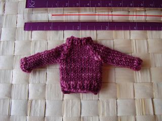 Everwhelming Liz: Tiny sweater: with pattern! Tiny Sweater Knitting Pattern, Knit Ornaments, Knitted Ornaments, Mini Fireplace, Mini Knitting, Sweater Ornaments, Christmas Tree Ugly Sweater, Miniature Knitting, Crochet Tiny