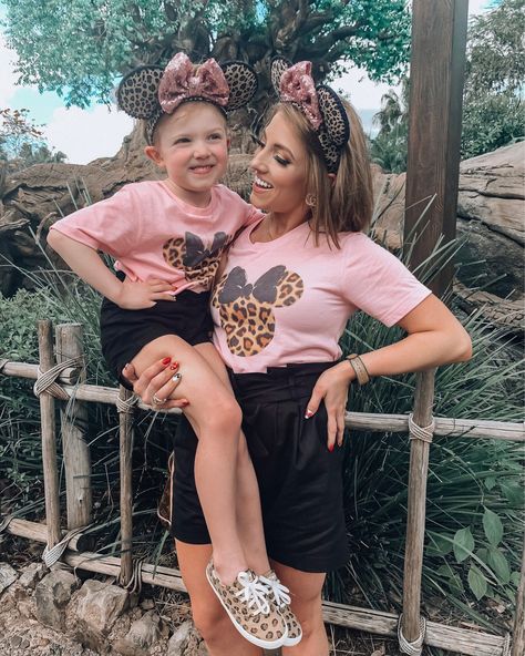 Disneyland Outfit Spring, Disney World Outfits Summer, Disneyland Outfit Ideas, Animal Kingdom Outfit, Disney Family Outfits, Disney Outfits Women, Animal Kingdom Shirts, Family Disney Trip, Disney World Outfits