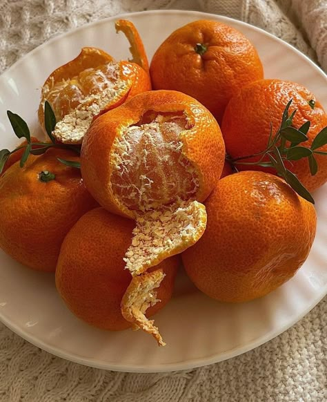 Orange Peel Photography, Orange Peel Aesthetic, Orange Fruit Photography, Half Peeled Orange, Clementine Aesthetic, Tangerine Aesthetic, Peeling Orange, Oranges Photography, Peeled Orange