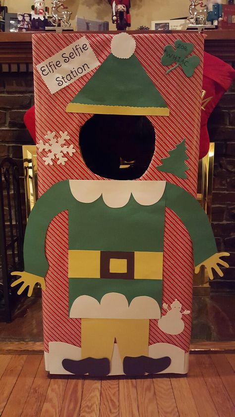 DIY Christmas selfie station, use a cardboard box kids can step into, wrapping paper, construction paper & die cuts to decorate. Christmas Selfie Station, Selfie Station Ideas, Selfie Room Ideas, Pinterest Christmas Decor, Selfie Room, Christmas Selfie, Selfie Museum, Church Christmas Party, Christmas Fair Ideas