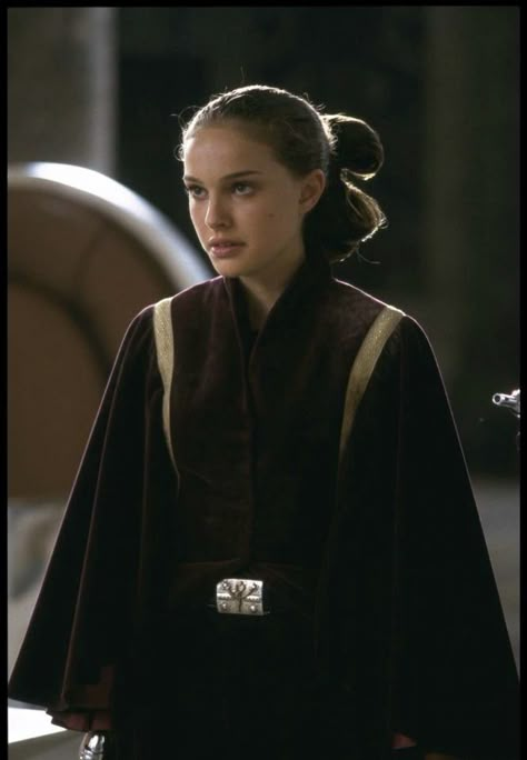 Senator Amidala, Natalie Portman Star Wars, Star Wars Padme Amidala, Star Wars Padme, Battle Dress, Anakin And Padme, Phantom Menace, Star Wars Fashion, Star Wars Design