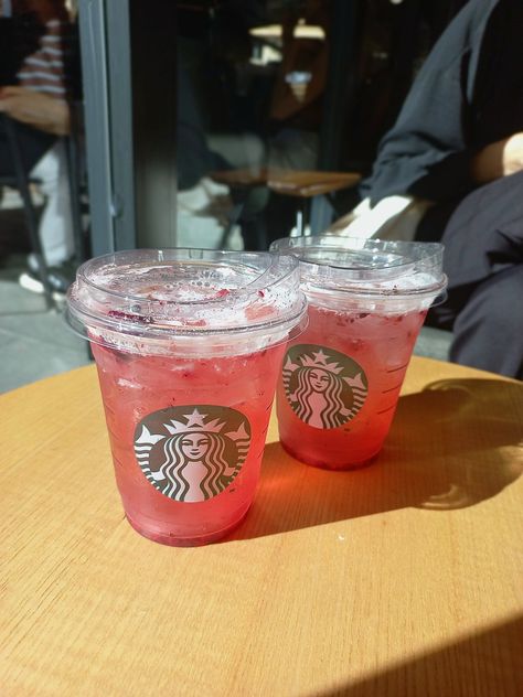 Berry Hibiscus Starbucks, Bebida Starbucks, Starbucks Asthetic, Starbucks Date, Berry Hibiscus, Starbucks Aesthetic, Star Bucks, Smoothie Drink Recipes, Starbucks Refreshers