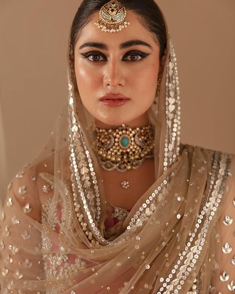 Copper Dress Makeup, Pink Bridal Makeup, Net Dupatta Designs, Beads And Sequins Embroidery, Lehenga Kameez, Asian Attire, Casual Bridal Dress, Dupatta Designs, Pakistani Lehenga