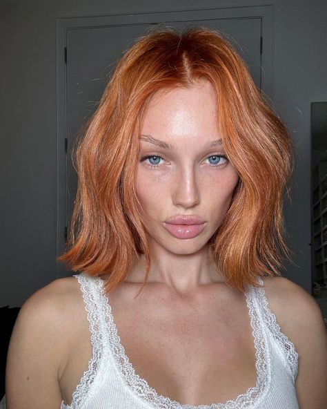 Meredith Duxbury Meredith Duxbury, Celebrity Bobs, Coachella Makeup, Red Hair Trends, Brunette Bob, Light Auburn, Hot Hair Styles, Chic Hairstyles, Brunette Girl