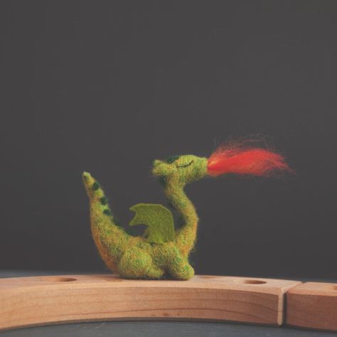 Felt Dragon Ornament, Dragon Needle Felting, Felted Dinosaur, Needle Felting Dragon, Needle Felt Dragon, Needle Felt Projects, Felted Dragon, Needle Felted Monsters, Needle Felt Ornaments