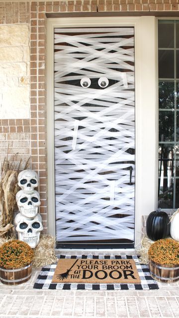 Mummy Door, Porta Halloween, Spooky Diy Halloween Decor, Halloween Decorations Outdoor Porch, Front Porch Design Ideas, Halloween Front Door Decorations, Halloween Front Doors, Halloween Front Porch Decor, Halloween Porch Decorations