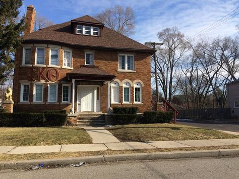 Detroit Mercy Fraternity members robbed at gunpoint inside frat house Frat House Exterior, Fraternity House, Frat House, Yonsei University, Sims Ideas, Willow Creek, House Exteriors, Fraternity, Beach House Decor