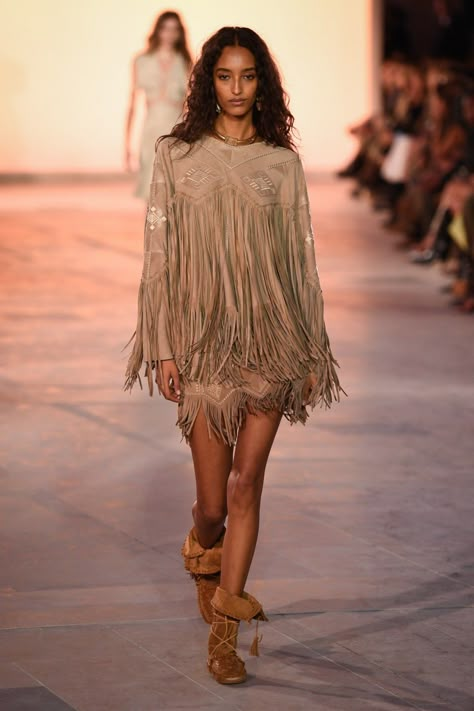 Wifey Aesthetic, Isabel Marant Style, Western Winter, Fringe Clothing, Runway Moments, Trend 2025, Oversized Blazers, Paris Fashion Week Runway, Spring Summer Fashion Trends