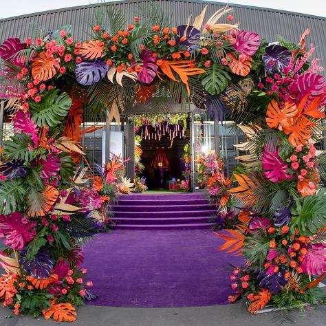 Tropical Entrance Decor, Paradise Theme Party Decor, Tropical Decorations Party, Festival Event Decor, Creative Birthday Decoration Ideas, Rio Carnival Theme Party, Ibiza Decor, Tropical Night Party, Tropical Entrance