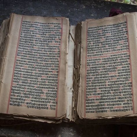 Hindu Vedas, Hindi Books, Mantra Quotes, Ancient Books, Books Aesthetic, Book Writer, Indian Aesthetic, Old Books, Mantra