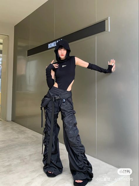 Matrix Rave Outfit, Kpop Rave Outfits, Black Cybercore Outfit, Aespacore Outfits, Kpop Festival Outfit, Dark Futuristic Fashion, Futuristic Outfits Aesthetic, Futuristic Outfit Ideas, Tech Fashion Women