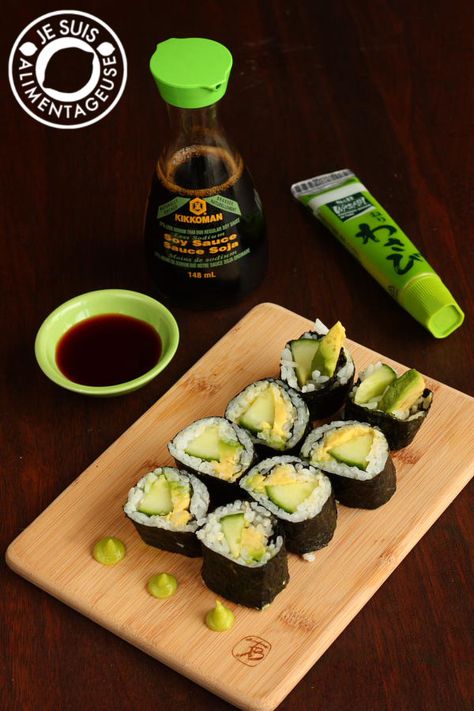 Cucumber Avocado Sushi Rolls and Hand Rolls - The Viet Vegan Avocado Cucumber Sushi, Vegetarian Sushi Recipes, Resep Sushi, Avocado Sushi, Cucumber Sushi, Vegetarian Sushi, Dessert Sushi, Avocado Cucumber, Cucumber Avocado