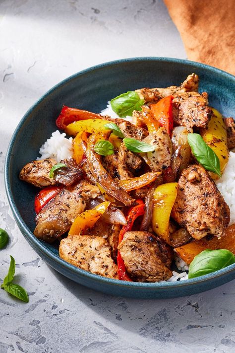 Chicken and Peppers with Balsamic Vinegar Chicken And Peppers, Balsamic Vinegar Recipes, Vinegar Chicken, Balsamic Vinegar Chicken, 5 Ingredient Dinners, Poultry Dishes, Pot Dinners, Dinner Club, Chicken Stir Fry